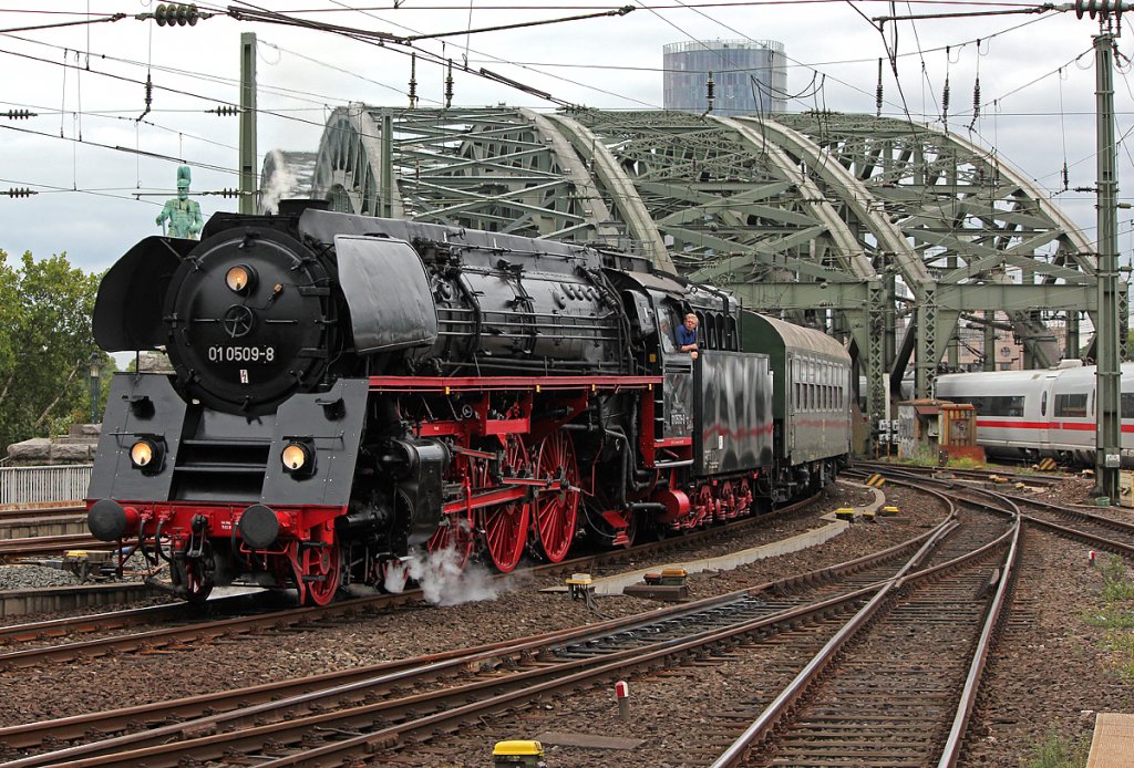 01 0509 mit dem SWR  Eisenbahnromantik  Sonderzug bei der Einfahrt in K�ln Hbf. am 20.09.2011
