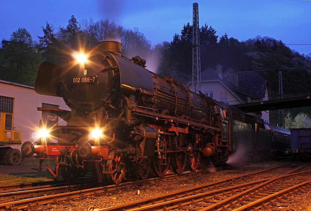 01 1066 / 012 066-7 nach getaner Arbeit am Abend des 28.04.2013 in Linz(Rhein) 