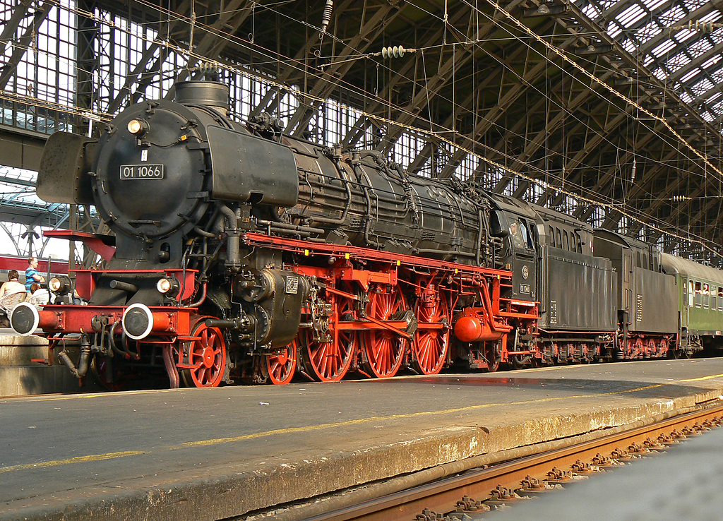 01 1066 ( aus der Froschperspektive)  mit ihrem Sonderzug nach Bremen am 26.06.2010 in K�ln Hbf auf Gleis 6 !