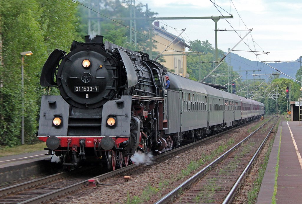 01 1533-7 der �GEG mit Sonderzug in Bonn Oberkassel am 28.05.2011