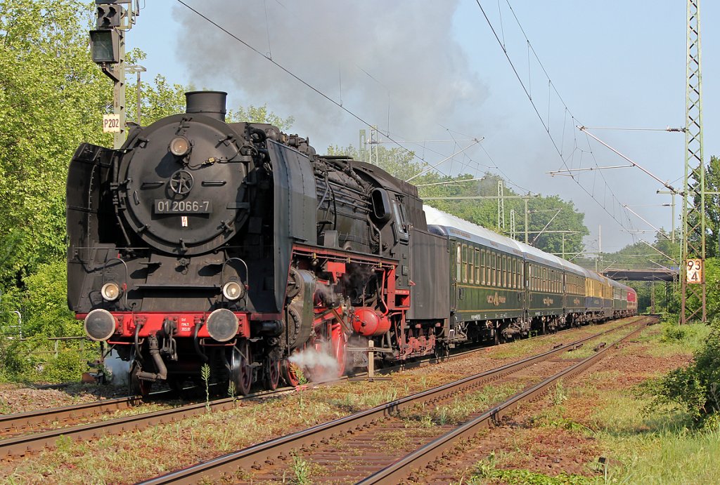 01 2066-7 mit ihrem 15 Wagen Sonderzug rtg Linz(Rhein) in Bonn Oberkassel am 01.05.2011