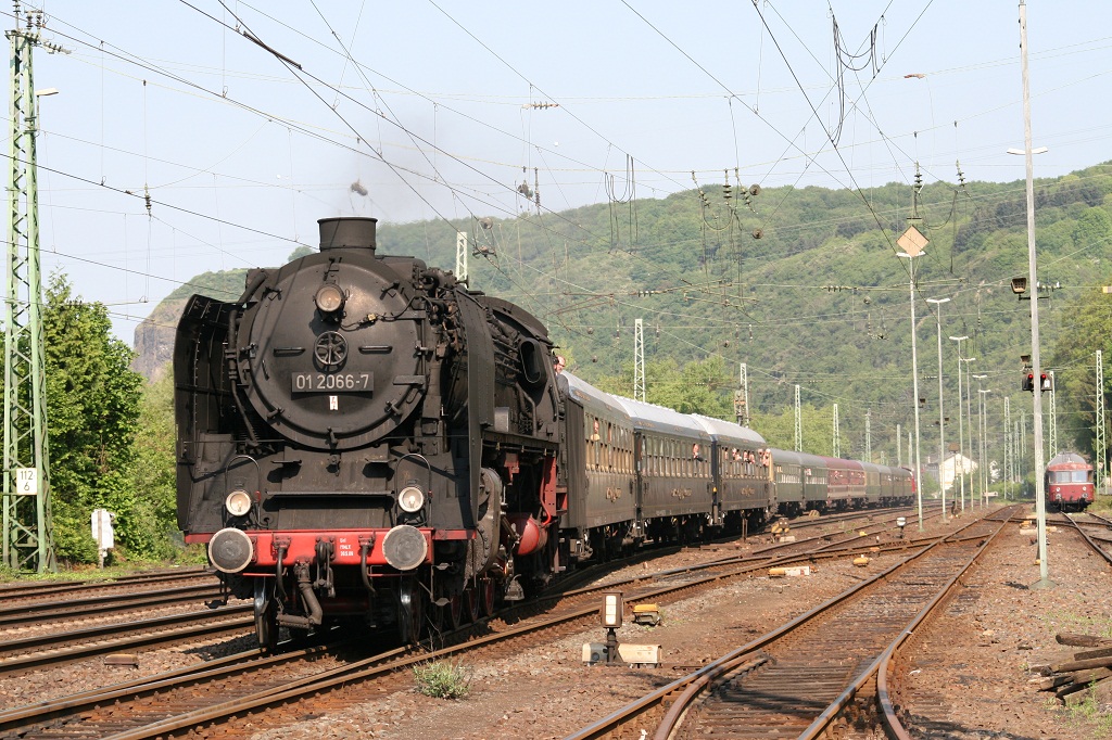 01 2066 mit einem Sonderzug am 01.05.2011 in Linz am Rhein.
