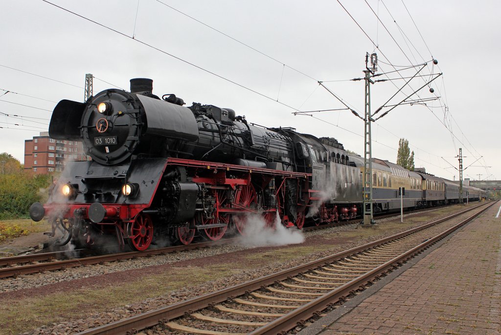 03 1010 nach der p�nktlichen Ankunft in Emden Hbf am 03.11.2012