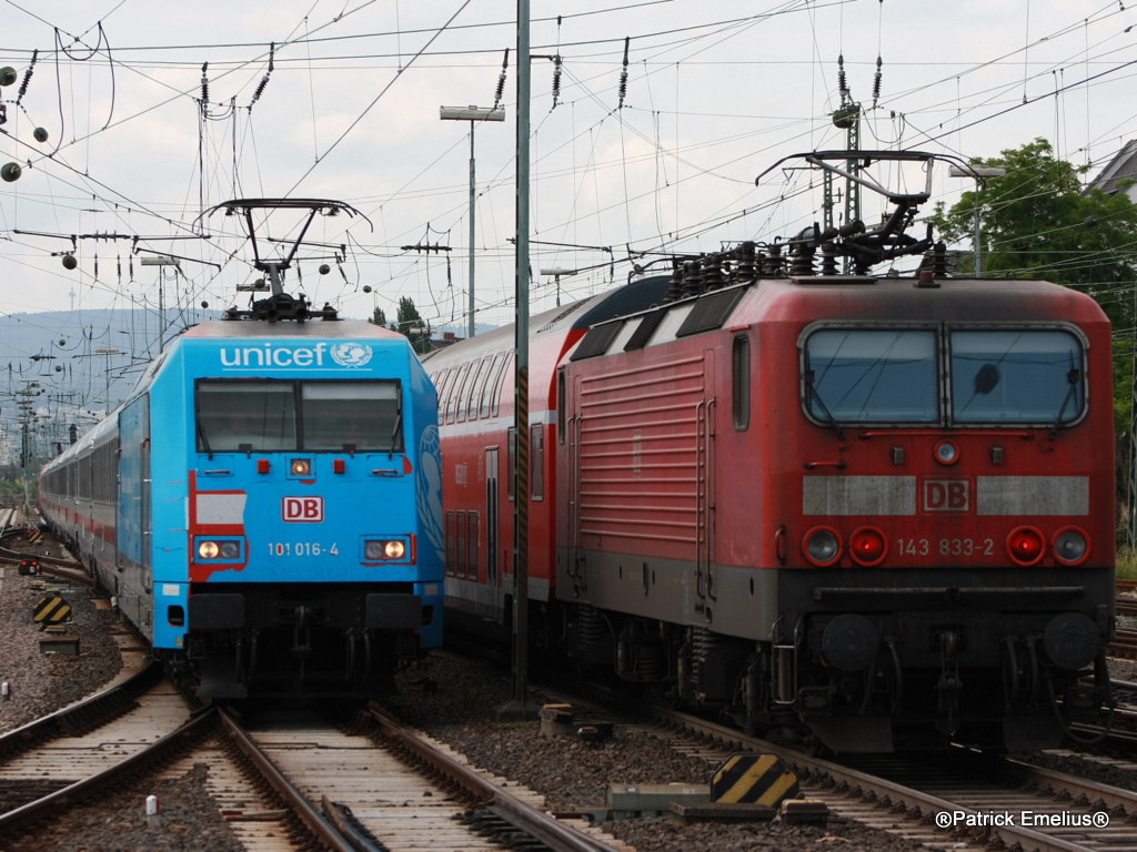 101 016-4 und 143 883-2 treffen sich ebenfalls am 22.06.2010 in der Ein- und Ausfahrt des Mainzer Hbf´s