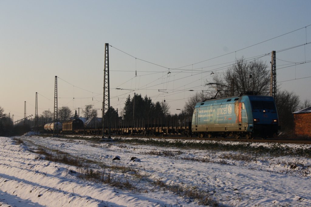 101 016 mit einem G�terzug von Seelze nach Maschen am 04.12.2010 in D�verden