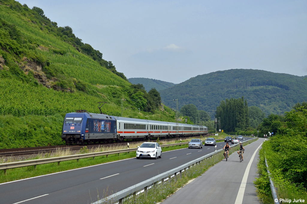 101 025-5 mit dem IC 2011 von Hannover nach Stuttgart am 14.07.2013 am Bopparder Hamm.
