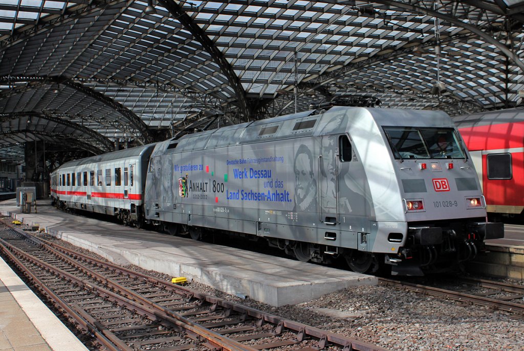 101 028-9 am IC2045 in K�ln Hbf am 19.04.2012