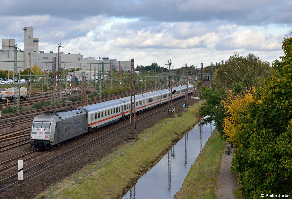101 028-9 mit dem IC 2156 von Leipzig nach D�sseldorf am 14.10.2012 in D�sseldorf-Derendorf.