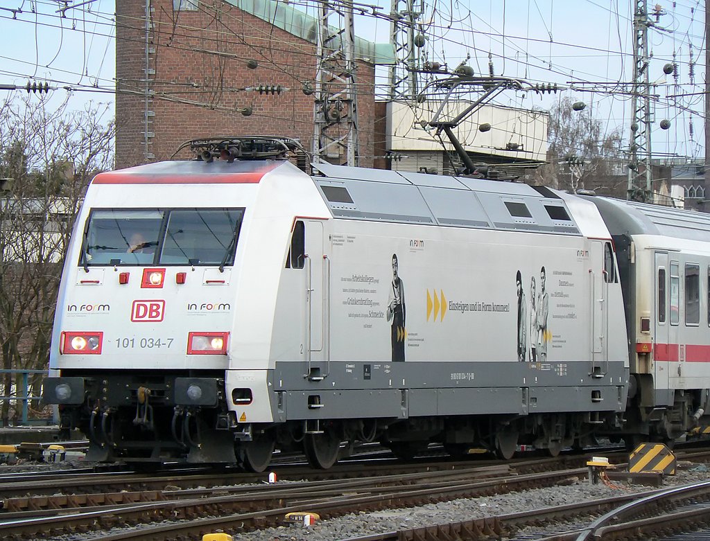 101 034-7 bei der Einfahrt in K�ln Hbf am 27.03.2010