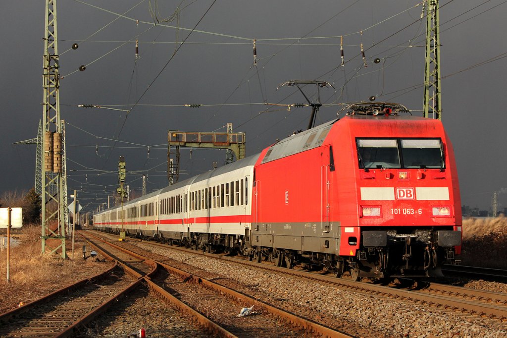 101 063-6 kurz vor Br�hl am 19.02.2012