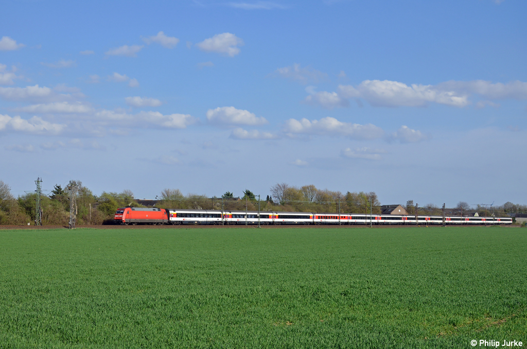 101 068-5 mit dem EC 8 von Chur nach Hamburg-Altona am 18.04.2013 in Langenfeld(Rhld).
