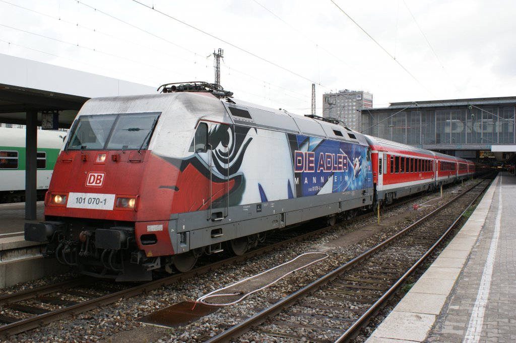 101 070 fuhr schon die Premiere Fahrt des M�nchen N�rnberg Express und auch nach ihrer Beklebung ist sie noch manchmal an diesem Zug zu sehen. (M�nchen, 12.10.2009)