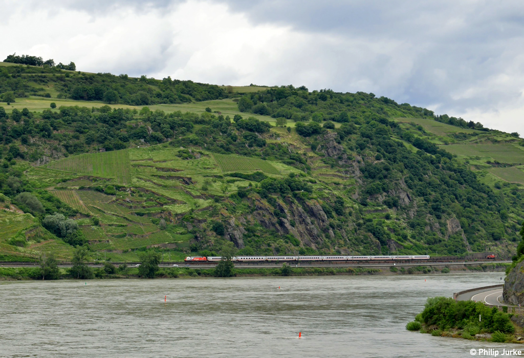 101 081-8 mit dem IC 2013 von Hannover nach Oberstdorf am 15.06.2013 bei Oberwesel.
