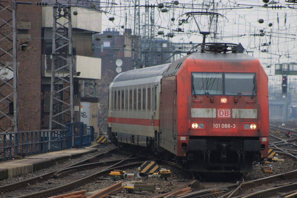 101 088 neigt sich am 28.02.2011 �ber die Wiechenstra�e von K�ln Hbf