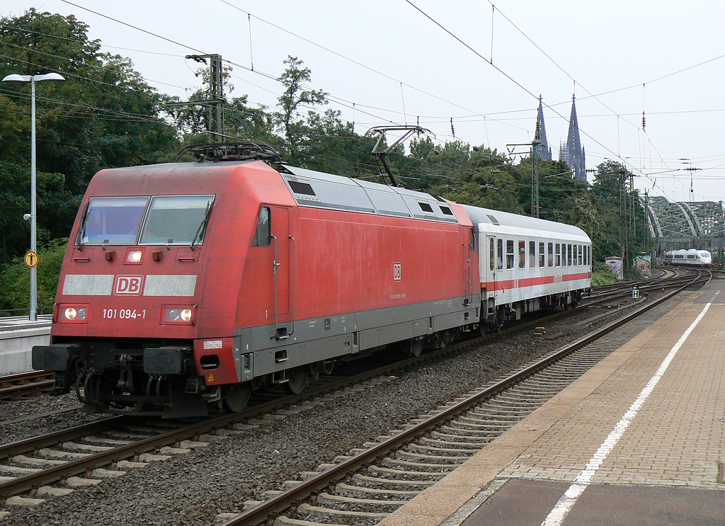 101 094-1 zieht einen 1.Klasse IC Wagen rtg K�ln Deutzerfeld durch K�ln/Messe Deutz am 02.09.2010