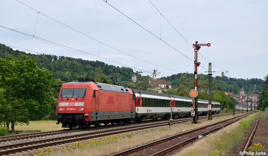 101 099-0 mit dem IC 185 nach Z�rich HB am 24.06.2012 in Horb.