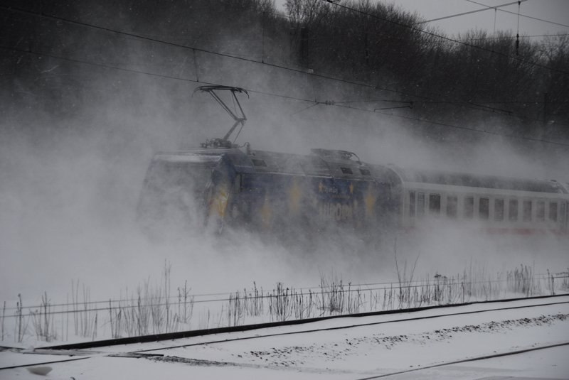 101 101-4, aufgenommen am 28.01.10, im harten Winterdient, bei der Durchfahrt durch Neuoffingen, Strecke Augsburg-Ulm.