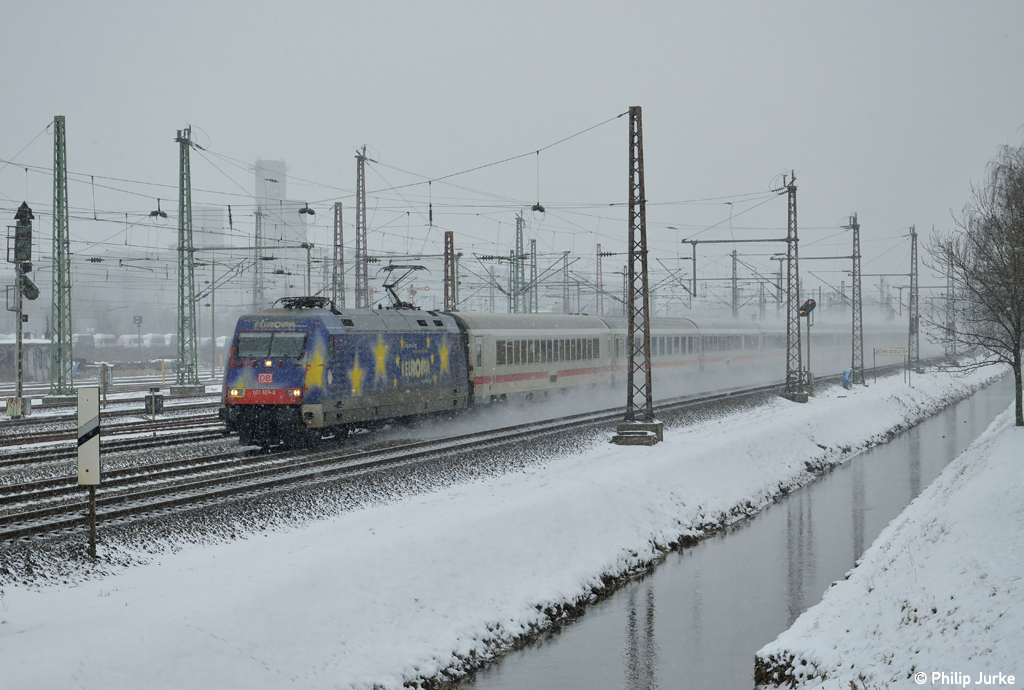 101 101-4 mit dem IC 2013 (Hannover-Oberstdorf) am 20.01.2013 in D�sseldorf-Derendorf.