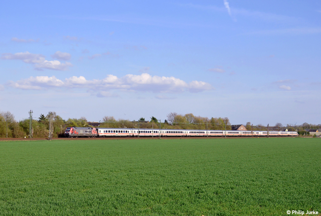 101 110-5 mit dem IC 2022 von Frankfurt(Main) nach Hamburg-Altona am 18.04.2013 in Langenfeld(Rhld).
