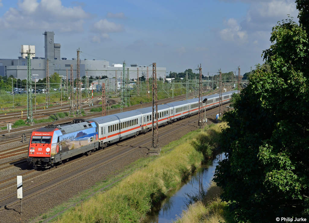 101 118-8 mit dem IC 2013 nach Oberstdorf am 01.09.2012 in D�sseldorf-Derendorf.