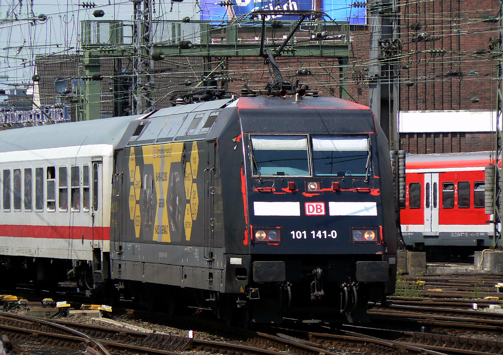 101 141-0 am IC2861 bei der Einfahrt in K�ln Hbf am 25.06.2010