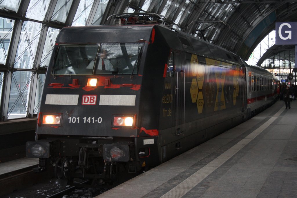 101 141 mit einem IC aus M�nster am 28.12.2010 in Berlin HBF