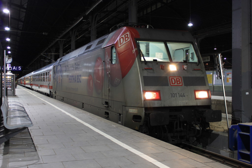 101 144 hat einen IC nach Wiesbaden HBF gebraht und wird am 26.01.2011 von einer weiteren 101er am Zugschluss nach Frankfurt gebracht
