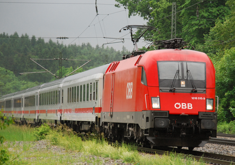 1016 010-9, aufgenommen im EC-Dienst, am 31.05.10, bei der Durchfahrt durch A�ling.