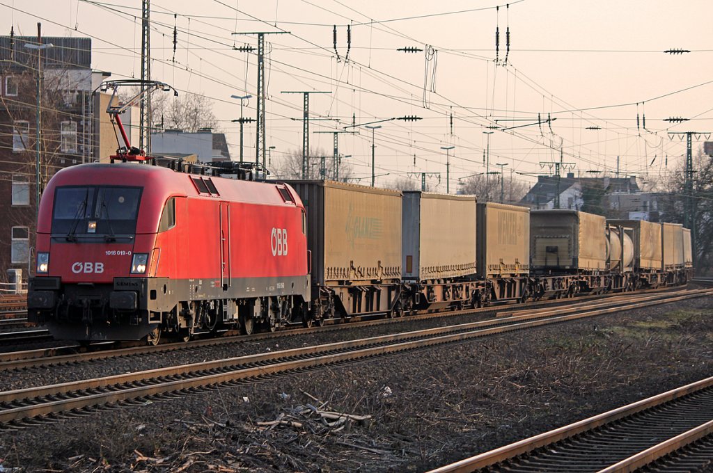 1016 019-0 der �BB mit dem Wenzel in K�ln West am 15.03.2011