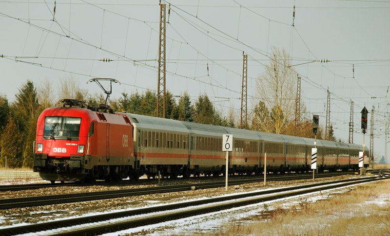 1016 028-1, aufgenommen im IC-Dienst, am 09.03.10, bei der Durchfahrt durch Gersthofen, Strecke Donauw�rth-Augsburg.