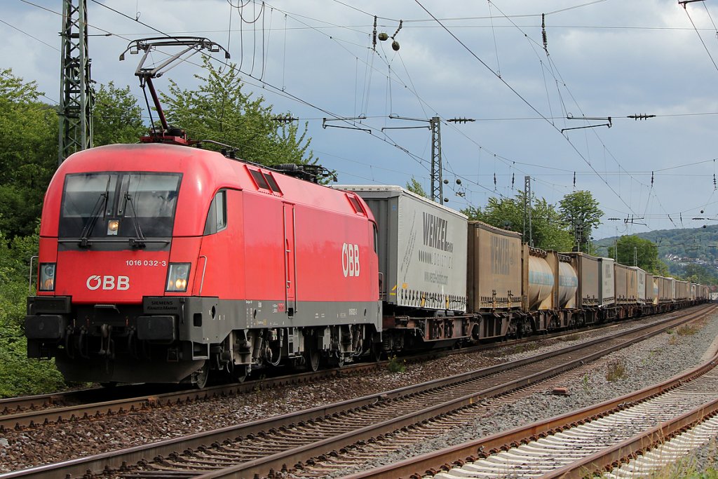 1016 032-3 der �BB bei Unkel am 18.06.2011