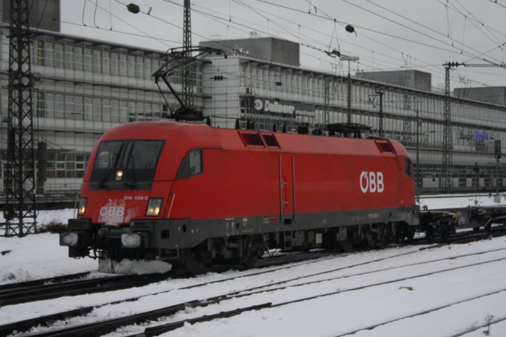 1016 038 am 11.12.2010 in Bahnhof von Regensburg