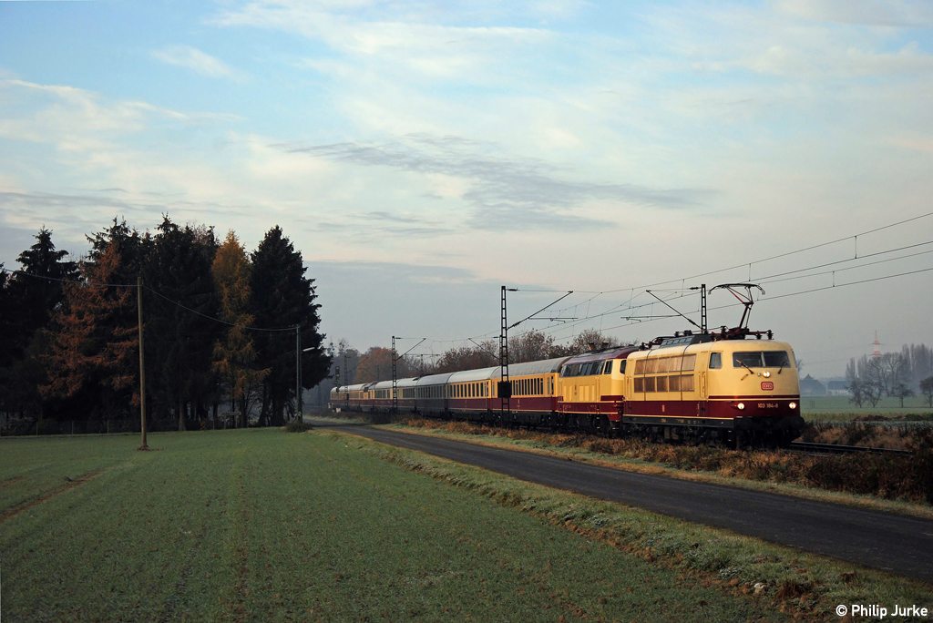 103 184-8 + 218 105-5 mit dem TEE 8 nach Wernigerode am 20.11.2011 in Nordb�gge