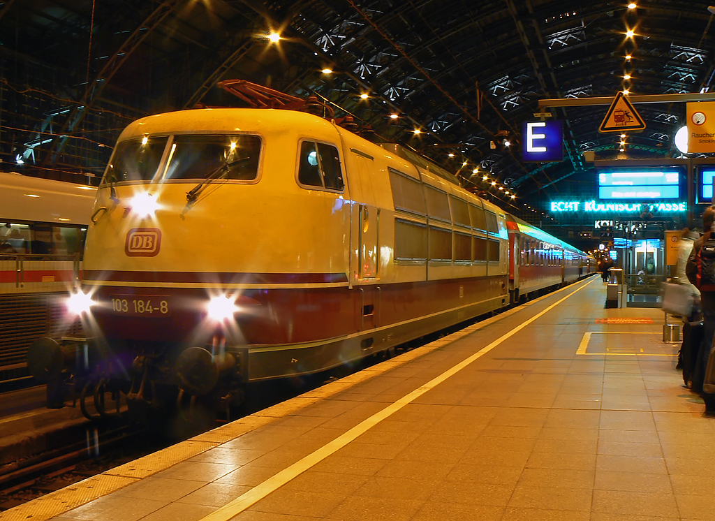 103 184-8 am IC 2417 aus Flensburg auf Gleis 5 anstatt 7 in K�ln Hbf. am 12.12.2010