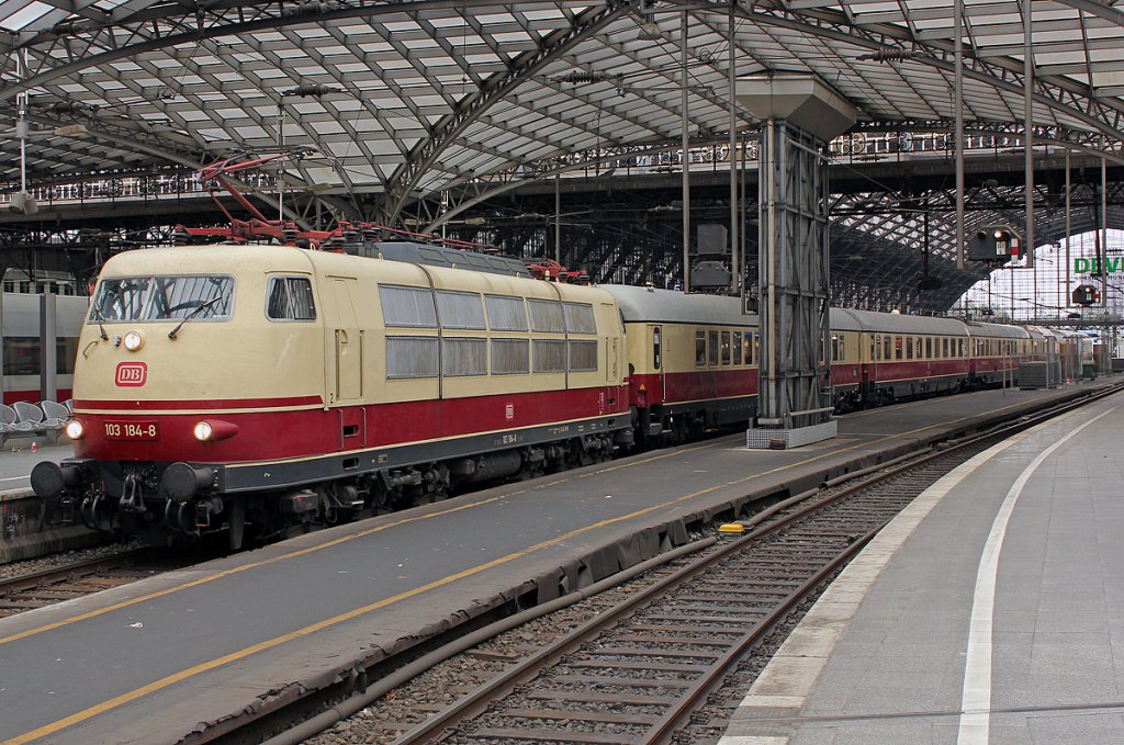 103 184-8 mit dem TEE 9 aus Brig/CH in K�ln Hbf an Gl.5 am 25.06.2011