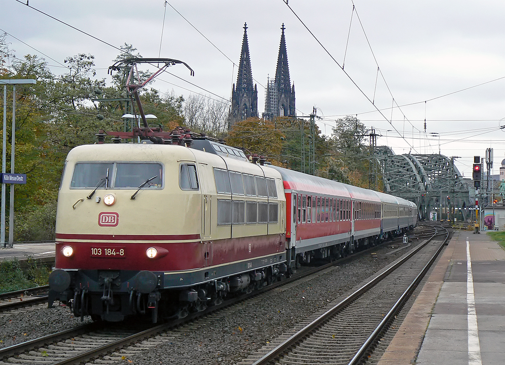 103 184-8 mit IC1806 in K�ln/Messe Deutz am 05.11.2010