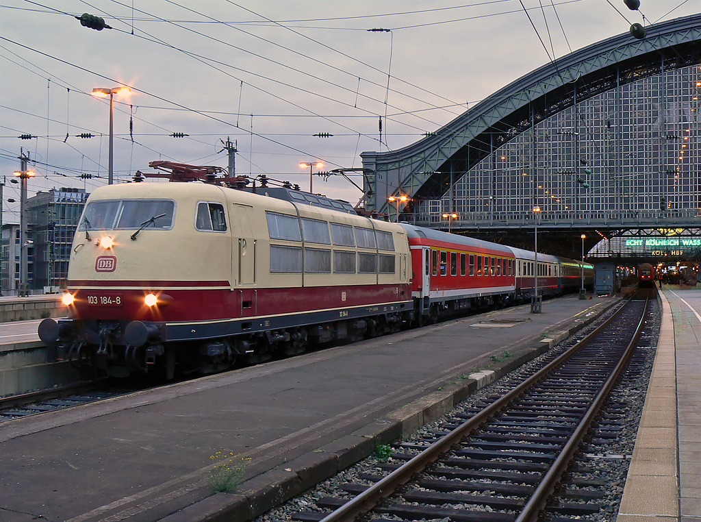 103 184-8 mit IC1817 aus HH-Altona an Gleis 6 in K�ln Hbf am 19.09.2010