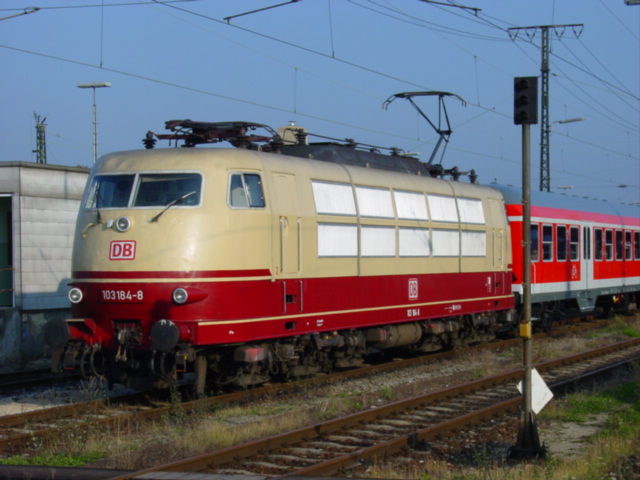103 184 mit PbZ in Augsburg HBF in Richtung M�nchen(17.08.2002)