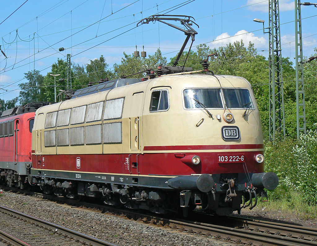 103 222-6 der DB Systemtechnik kommt aus Seelze mit 8 BR140/139 (f�r Fa. Bender) in Opladen an , aufgenommen am 29.05.2010
