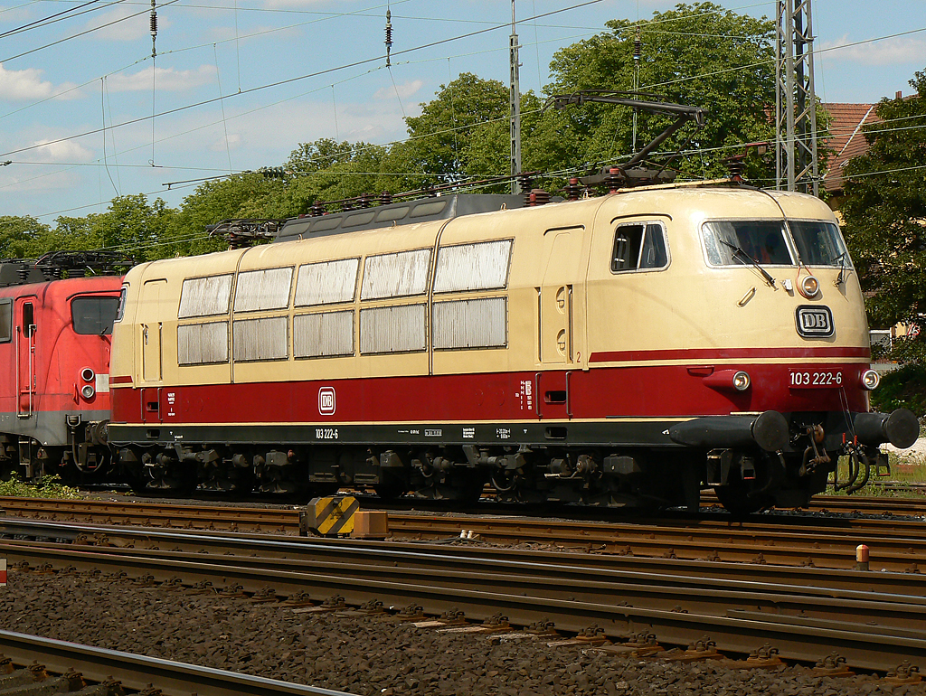 103 222-6 der DB Systemtechnik kurz nach dem Abkuppeln hinter dem Bf. Opladen am 29.05.2010