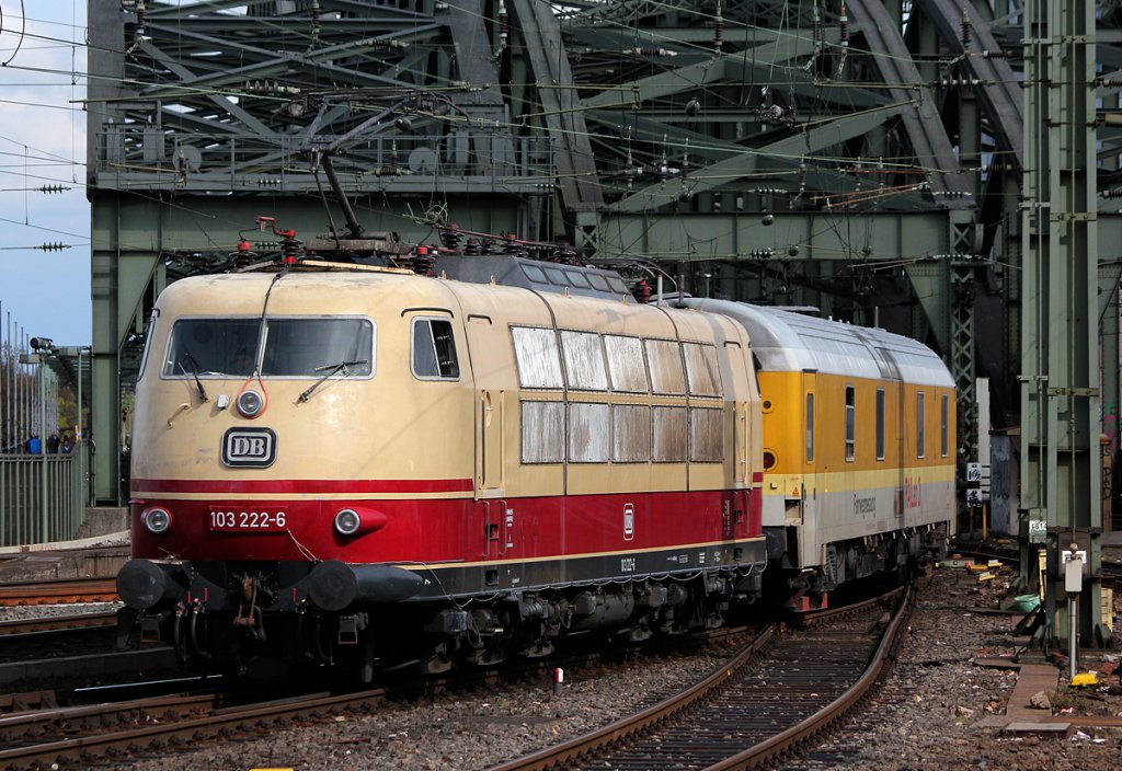 103 222-6 mit 2 Messwagen in K�ln Hbf am 19.04.2012