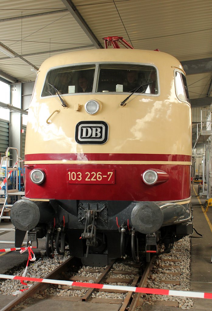 103 226-7 des Lokomotivclubs 103 e.V. im Siemens Pr�f- und Validationcenter Wegberg-Wildenrath beim Tag der offenen T�r am 1.7.2012 , Gru� an die Mannschaft der Lok :-) !