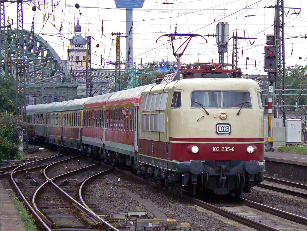 103 235-8 am IC1806  Hanseat  in K�ln/Messe Deutz am 30.07.2010