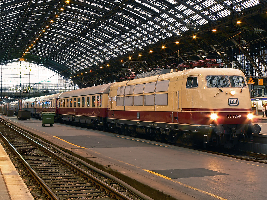 103 235-8 am IC1817 aus HH-Altona an Gleis 5 in K�ln Hbf. am 12.09.2010