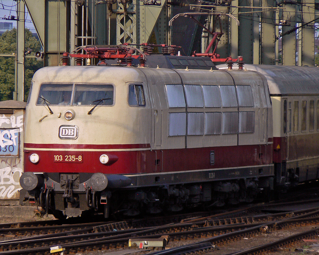 103 235-8 in K�ln Hbf am 27.06.2010