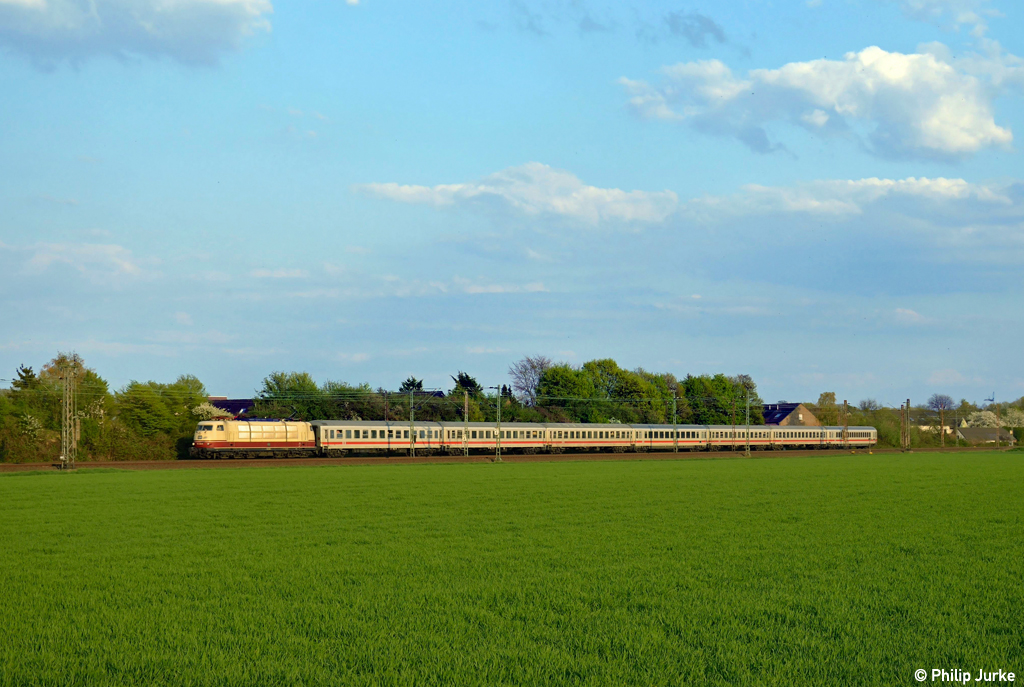 103 235-8 mit dem IC 2906 (Ersatzzug f�r IC 118) von Stuttgart nach M�nster(Westf) am 25.04.2013 bei Langenfeld(Rhld.).