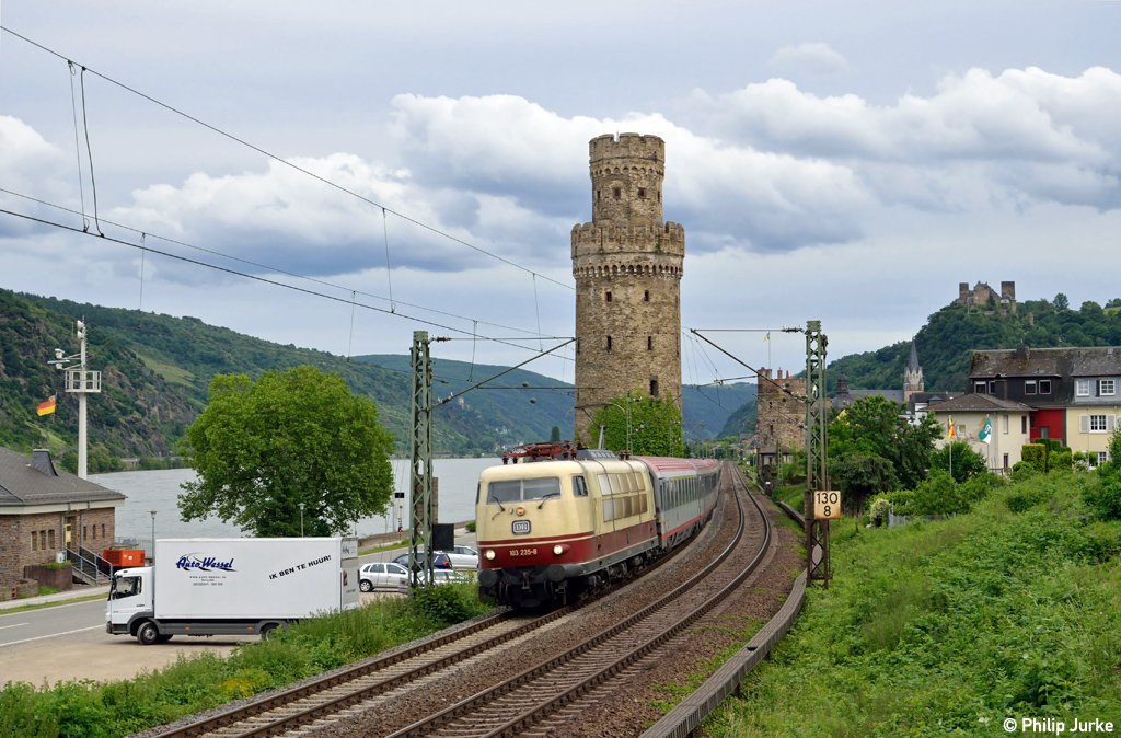 103 235-8 mit dem IC 118 von Salzburg nach M�nster(Westf) am 15.06.2013 in Oberwesel.

Das Video zu der Durchfahrt inkl. Pfiff gibt´s hier: http://www.youtube.com/watch?v=VKBaTHjp05c
