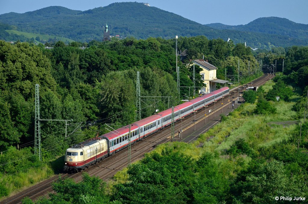 103 235-8 mit dem IC 118 von Salzburg nach M�nster am 07.07.2013 in Bonn-Oberkassel.
