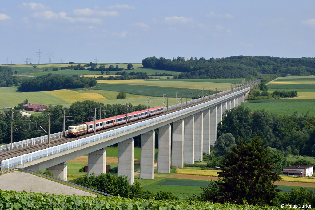 103 235-8 mit dem IC 118 von Salzburg nach M�nster am 13.07.2013 bei Enzweihingen.
