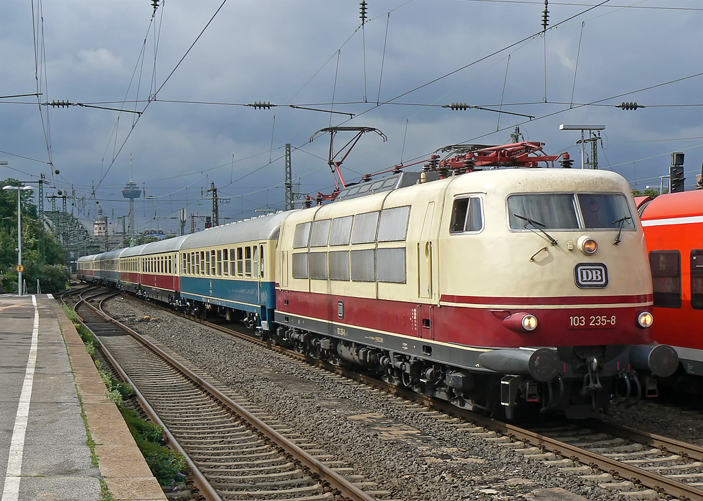 103 235-8 mit dem IC1806 mit bereinigter Wagengarnitur am 27.08.2010 in K�ln/Messe Deutz .